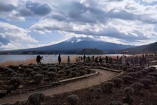 有能！越南一度反超日本！教练组激情庆祝，主帅特鲁西埃依然淡定